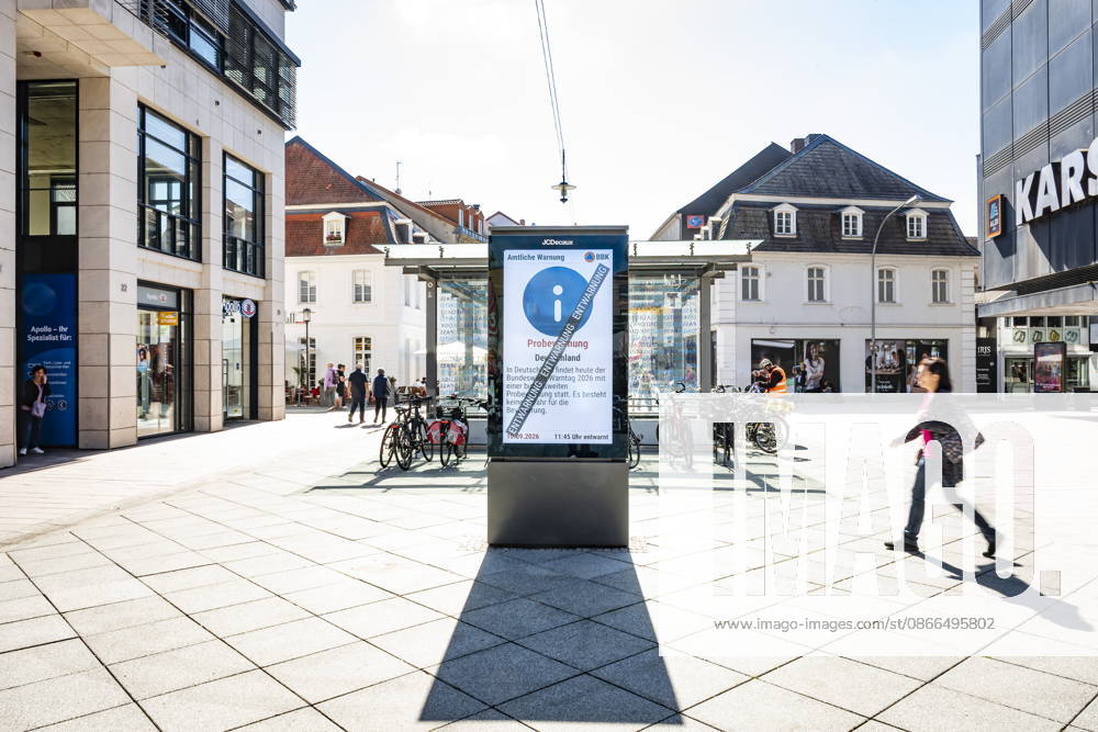 Saarland, Saarbrücken: Just like here in the city center, the nationwide warning day will also take place in the capital of Saarland on Thursday at 11 a.m. Along with wailing sirens and ringing cell phones, the advertising screens on Bahnhofstraße are displaying a test warning. bub