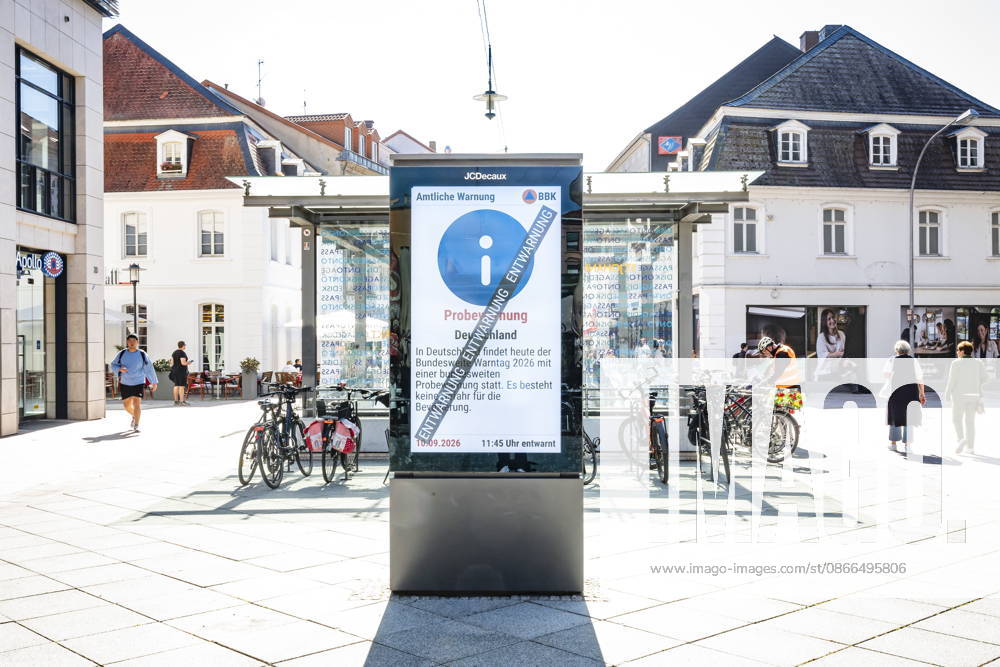 Saarland, Saarbrücken: Just like here in the city center, the nationwide warning day will also take place in the capital of Saarland on Thursday at 11 a.m. Along with wailing sirens and ringing cell phones, the advertising screens on Bahnhofstraße are displaying a test warning. bub