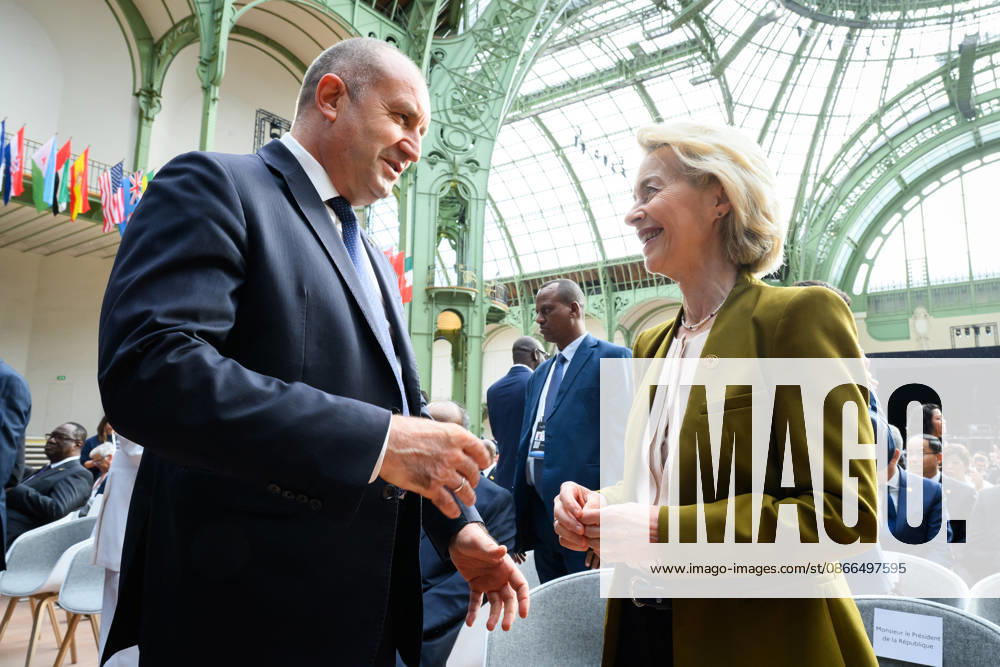 Roumen Radev, Prime Minister of Bulgaria, speaks with Ursula von der Leyen, President of the European Commission, during the International Space Summit at the Grand Palais in Paris, France, on September 10, 2026. Caught between the United States and China, Europe intends to defend its position at the first international summit in Paris—an event snubbed by the American giants and one that the German chancellor, a co-organizer, is not attending. Eric Tschaen Pool Bestimage International Space Summit at the Grand Palais in Paris on September 10, 2026 Caught between the United States and China, Europe intends to defend its position at the first international summit in Paris—an event snubbed by the American giants and attended without the Germa