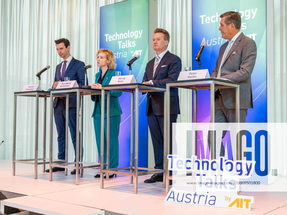 Press reception for the conference featuring Section Chief Florian Frauscher of the Federal Ministry for Women, Science, and Research (BMWET); Federal Minister for Women, Science, and Research Eva Maria Holzleitner (SPÖ); President Georg Knill of the Federation of Austrian Industries; and Feder
