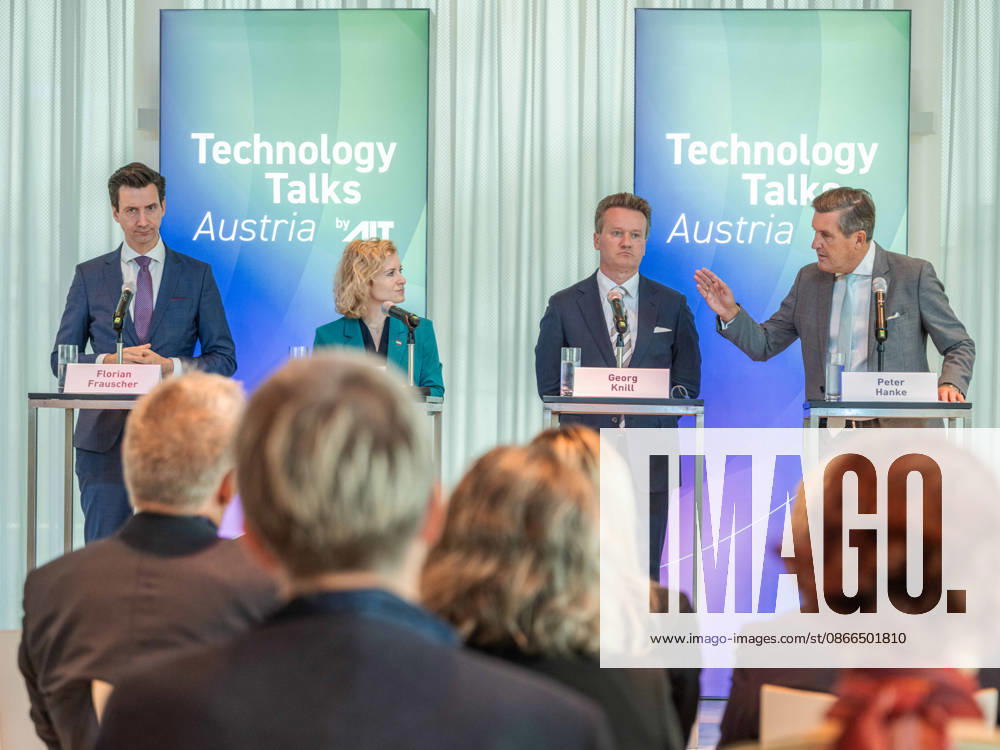 Press reception for the conference featuring Section Chief Florian Frauscher of the Federal Ministry for Women, Science, and Research (BMWET); Federal Minister for Women, Science, and Research Eva Maria Holzleitner (SPÖ); Georg Knill, President of the Federation of Austrian Industries and Fede