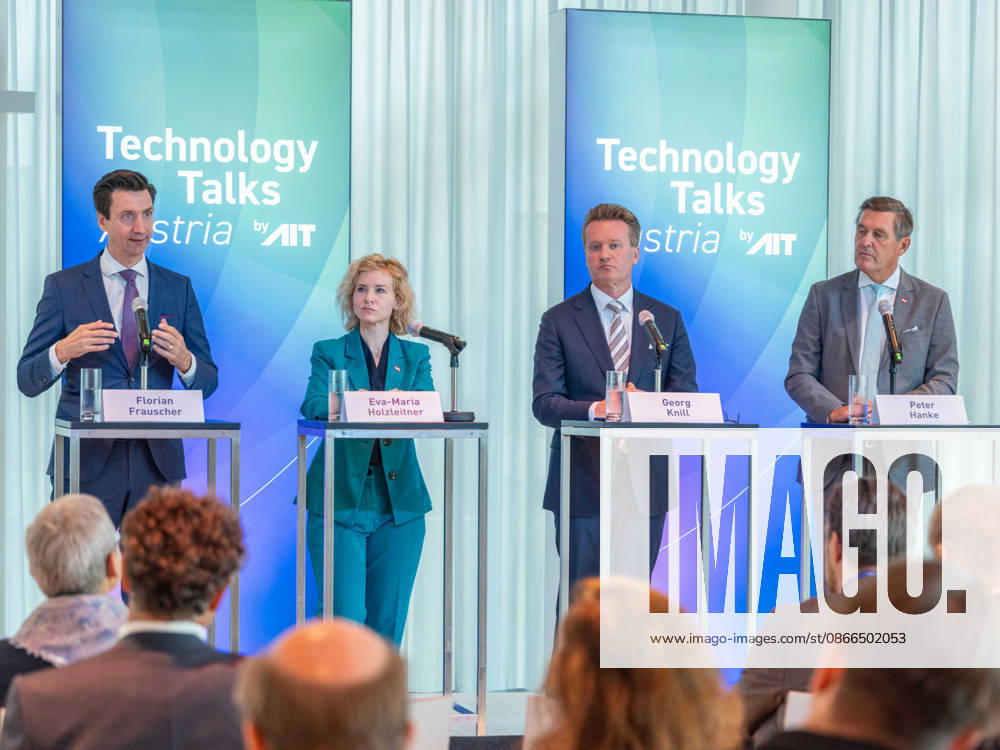 Press reception for the conference featuring Section Chief Florian Frauscher of the Federal Ministry for Women, Science, and Research (BMWET); Federal Minister for Women, Science, and Research Eva Maria Holzleitner (SPÖ); President Georg Knill of the Federation of Austrian Industries; and Feder