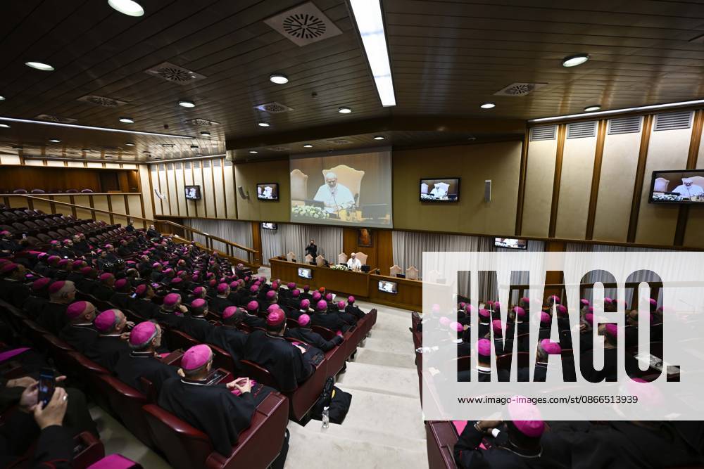 Pope Leo XIV with bishops Italy, Rome, Vatican, September 10, 2026 Pope Leo XIV meets with participants in the training course for new bishops in the Synod Hall at the Vatican - NO BOOKS
