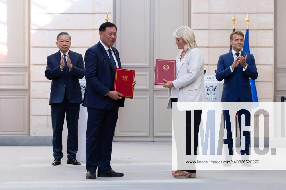 Stephanie Rist, French Minister of Health, Families, Autonomy, and Persons with Disabilities, and Do Xuan Tuyen, Vietnamese Deputy Minister of Health, flanked by French President Emmanuel Macron and Vietnamese President To Lam, exchange signed documents regarding a health cooperation agreement between France and Vietnam at the Élysée Palace in Paris on September 10, 2026 Raphael Lafargue Pool Bestimage Paris, France
