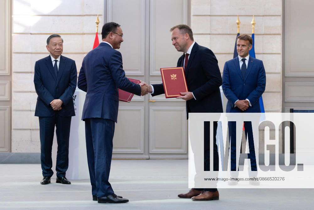 French Deputy Minister of the Interior Jean Didier Berger and Vietnamese Deputy Minister of Public Security Pham The Tung, flanked by French President Emmanuel Macron and Vietnamese President To Lam, exchanged signed documents regarding a joint declaration on civil security cooperation between France and Vietnam at the Élysée Palace in Paris on September 10, 2026 Raphael Lafargue Pool Bestimage Paris, France