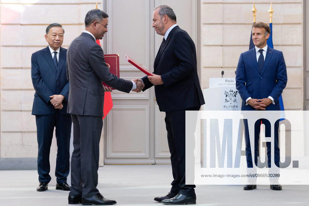 AFD Managing Director Christophe Lecourtier and Vietnamese Finance Minister Van Tuan Ngo, flanked by French President Emmanuel Macron and Vietnamese President To Lam, exchange signed documents regarding an investment project for integrated water resource management in Dien Bien Province at the Élysée Palace in Paris on September 10, 2026 Raphael Lafargue Pool Bestimage Paris, France