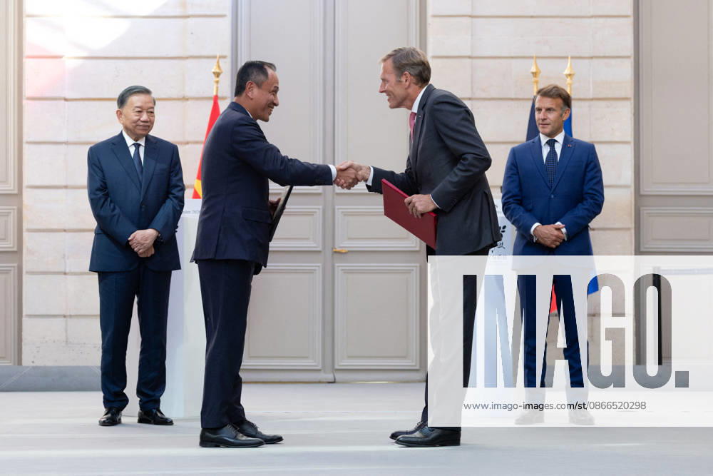 Airbus International President Wouter van Wersch and Vietnam Airlines Chairman and CEO Le Hong Ha, flanked by French President Emmanuel Macron and Vietnamese President To Lam, exchange signed documents regarding an agreement between Airbus and Vietnam Airlines for the purchase of an Airbus A350-900 aircraft at the Élysée Palace in Paris on September 10, 2026 Raphael Lafargue Pool Bestimage Paris, France
