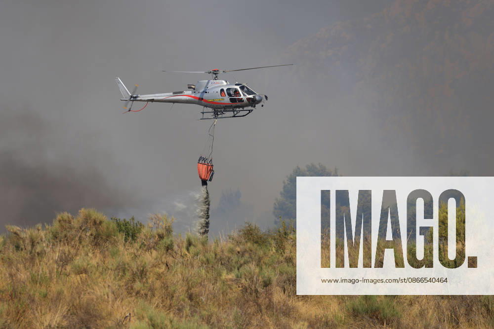 Wildfire near Palermo threatens homes in Giardinello, Sicily PALERMO, ITALY - SEPTEMBER 10: A firefighting helicopter drops water over a wildfire near Giardinello, close to Palermo on the island of Sicily, on September 10, 2026 in Palermo, Italy. The fire began in the Carcatizzi area around midday a day earlier and spread rapidly, threatening nearby residential areas and damaging several homes. Firefighters responded from the ground with fire engines and from the air with a firefighting aircraft and two helicopters. Alberto Lo Bianco Anadolu Sicily Italy. Editorial use only. Please get in touch for any other usage.
