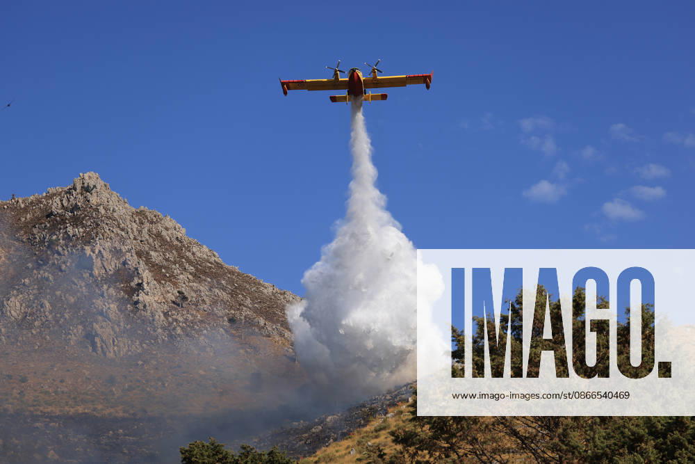 Wildfire near Palermo threatens homes in Giardinello, Sicily PALERMO, ITALY - SEPTEMBER 10: A firefighting aircraft drops water over a wildfire near Giardinello, close to Palermo on the island of Sicily, on September 10, 2026 in Palermo, Italy. The fire began in the Carcatizzi area around midday a day earlier and spread rapidly, threatening nearby residential areas and damaging several homes. Firefighters responded from the ground with fire engines and from the air with a firefighting aircraft and two helicopters. Alberto Lo Bianco Anadolu Sicily Italy. Editorial use only. Please get in touch for any other usage.
