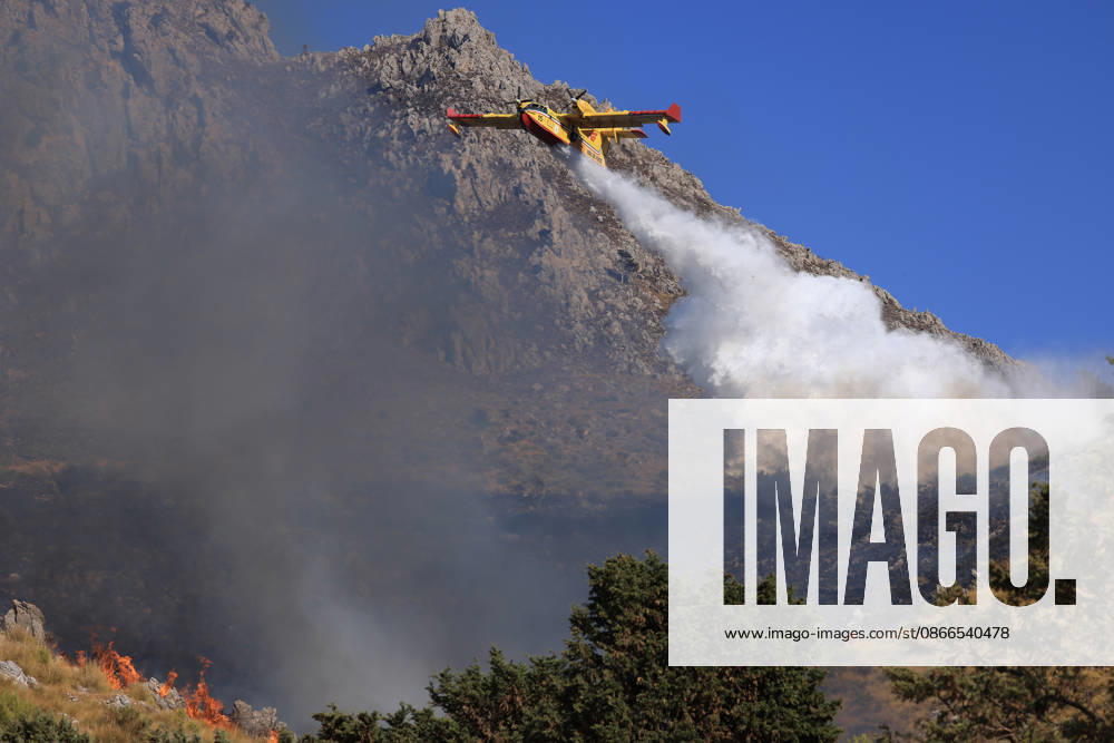 Wildfire near Palermo threatens homes in Giardinello, Sicily PALERMO, ITALY - SEPTEMBER 10: A firefighting aircraft drops water over a wildfire near Giardinello, close to Palermo on the island of Sicily, on September 10, 2026 in Palermo, Italy. The fire began in the Carcatizzi area around midday a day earlier and spread rapidly, threatening nearby residential areas and damaging several homes. Firefighters responded from the ground with fire engines and from the air with a firefighting aircraft and two helicopters. Alberto Lo Bianco Anadolu Sicily Italy. Editorial use only. Please get in touch for any other usage.