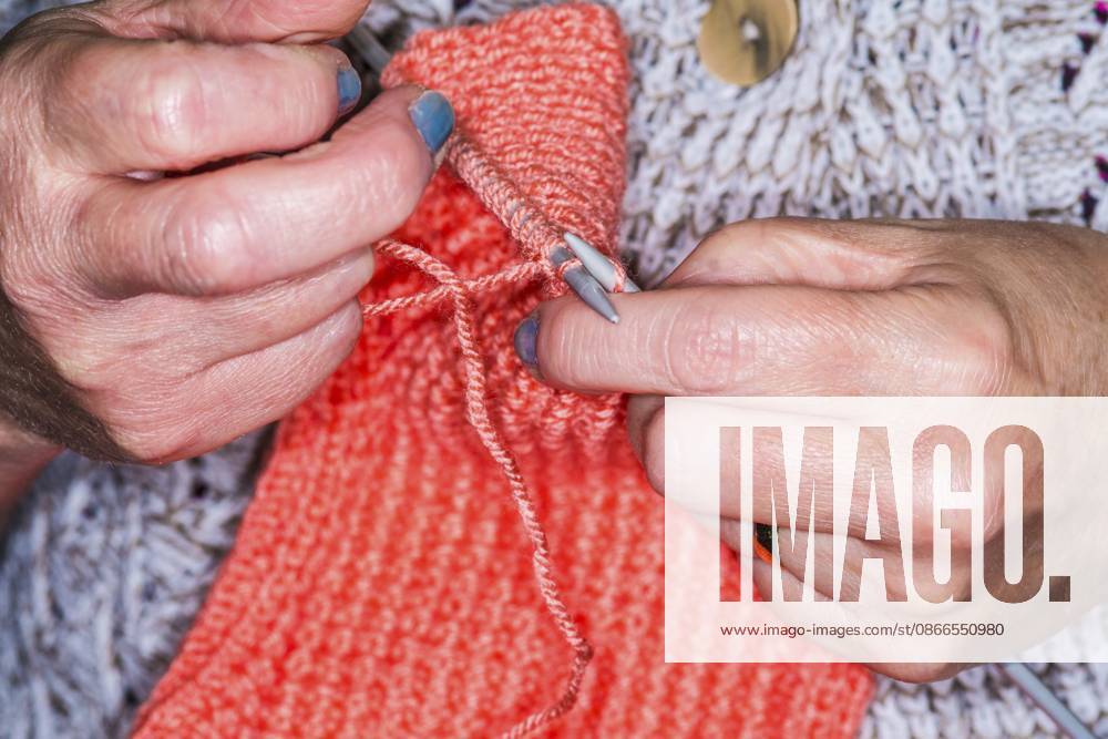 Nahaufnahme einer Frau, die in Großbritannien einen Pullover strickt Close up a woman knitting a jumper in UK
