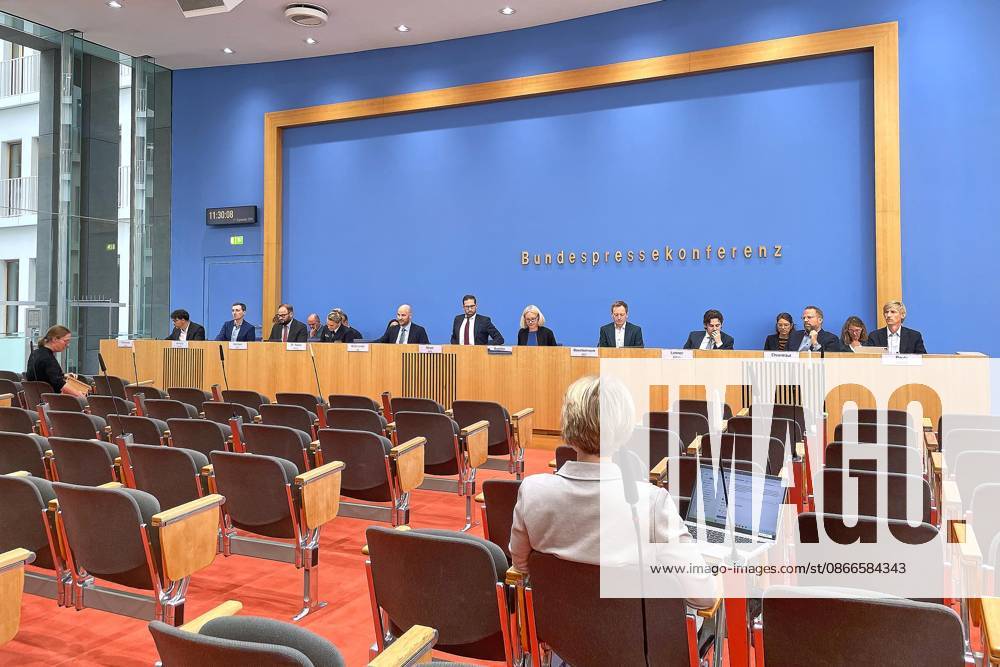 Federal Press Conference Government Press Conference L R, including Felix Pawlowski (BMG), Tim Niklas Wentzel (BMWE), Lars Harmsen (BMF), Christiane Noack (BMVg), Josef Hinterseher (AA), Steffen Meyer (BPA), Corinna Buschow (BPK), Björn Bowinkelmann (BMI), Nicolas Limmer (BMJV), Dominik Ehrentraut (BMAS), Bastian Pauly (BMDS)