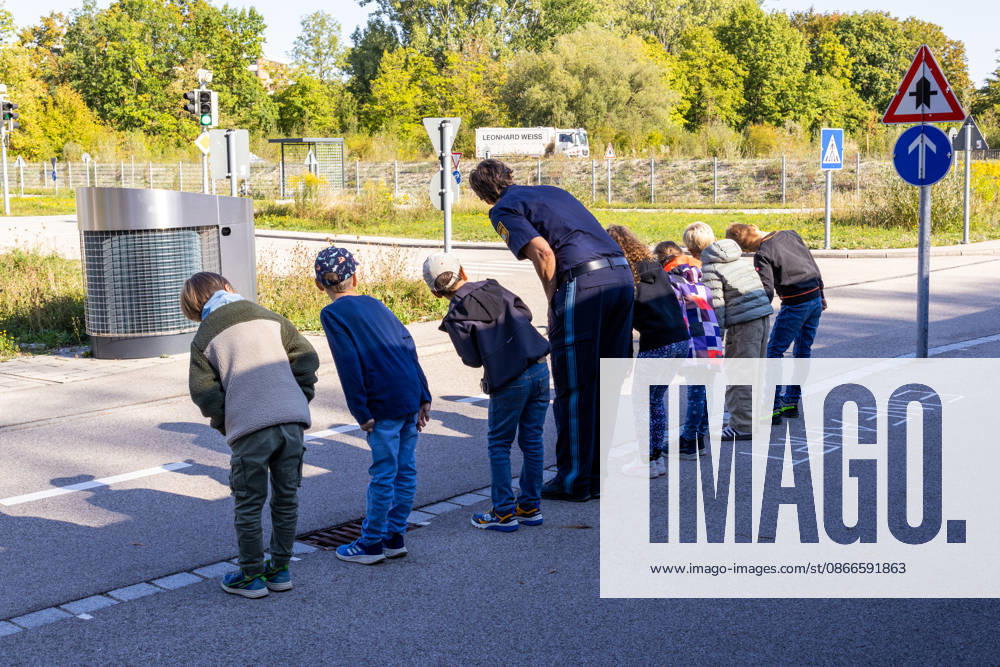 School safety training with the Augsburg Traffic Police ahead of the start of the school year in Bavaria. During the school safety training in Augsburg, children practice crossing the street safely with a police officer. Before crossing, they look carefully to the left and right and learn proper traffic behavior
