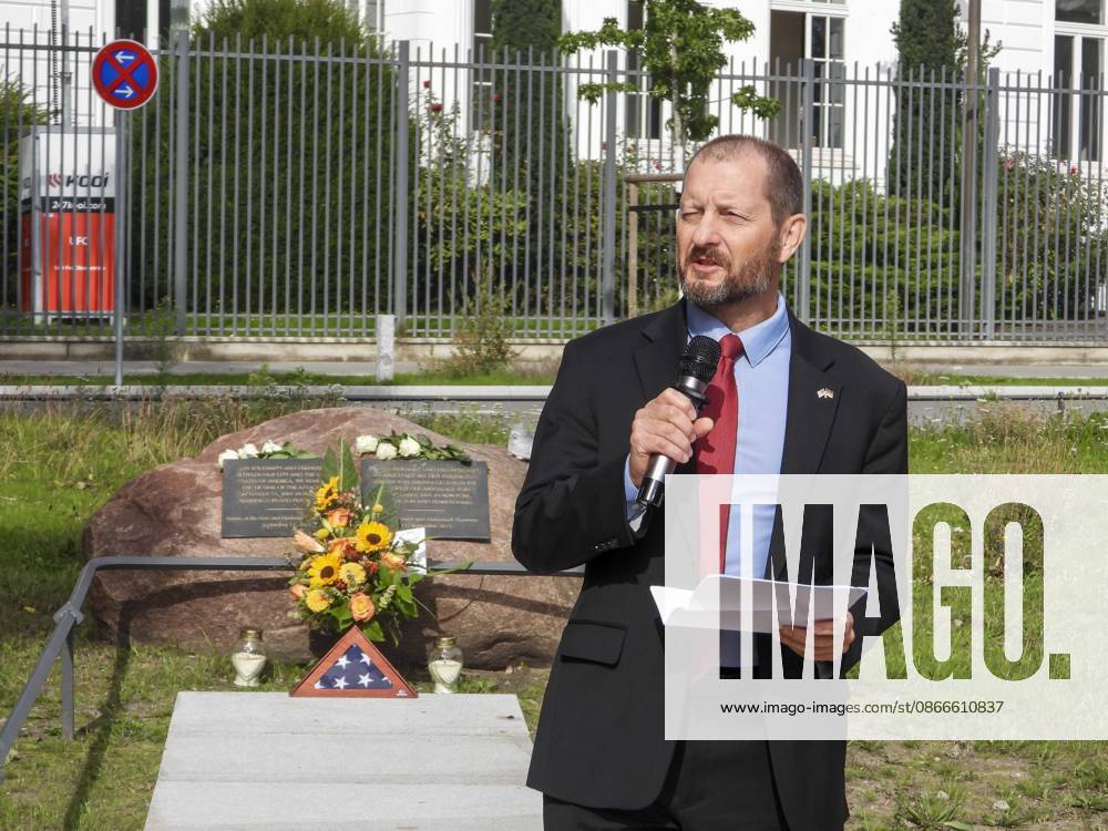 CNTV September 11, 25th Anniversary of the Terrorist Attacks, Hamburg, September 11, 2026: Hamburg U.S. Consul Scott Woodard at the memorial stone in front of the former U.S. Consulate on the banks of the Alster in Hamburg, laying flowers in memory of the victims of the terrorist attacks on the World Trade Center and the Pentagon