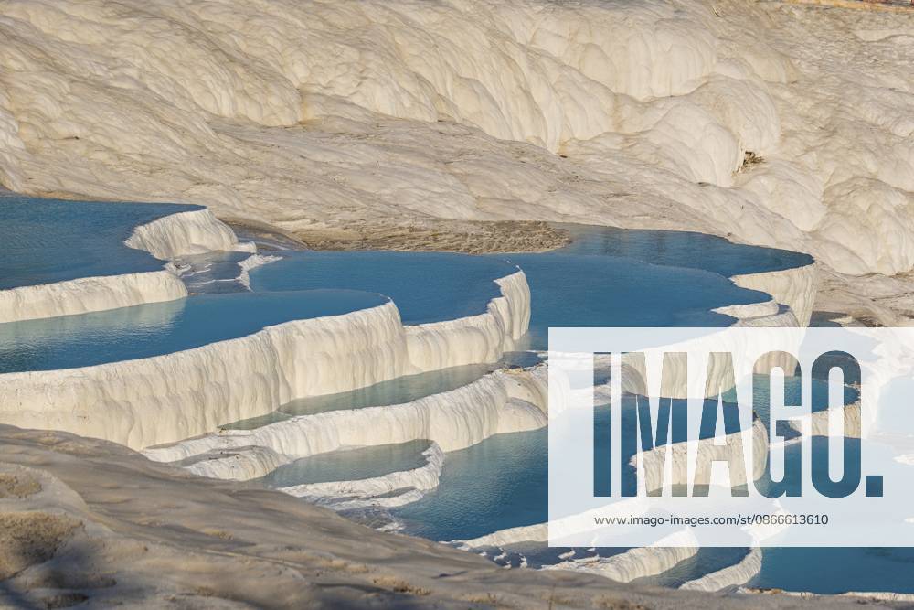 Die Thermalwasserfälle von Pamukkale bei Sonnenuntergang The thermal waterfalls of Pamukkale at sunset