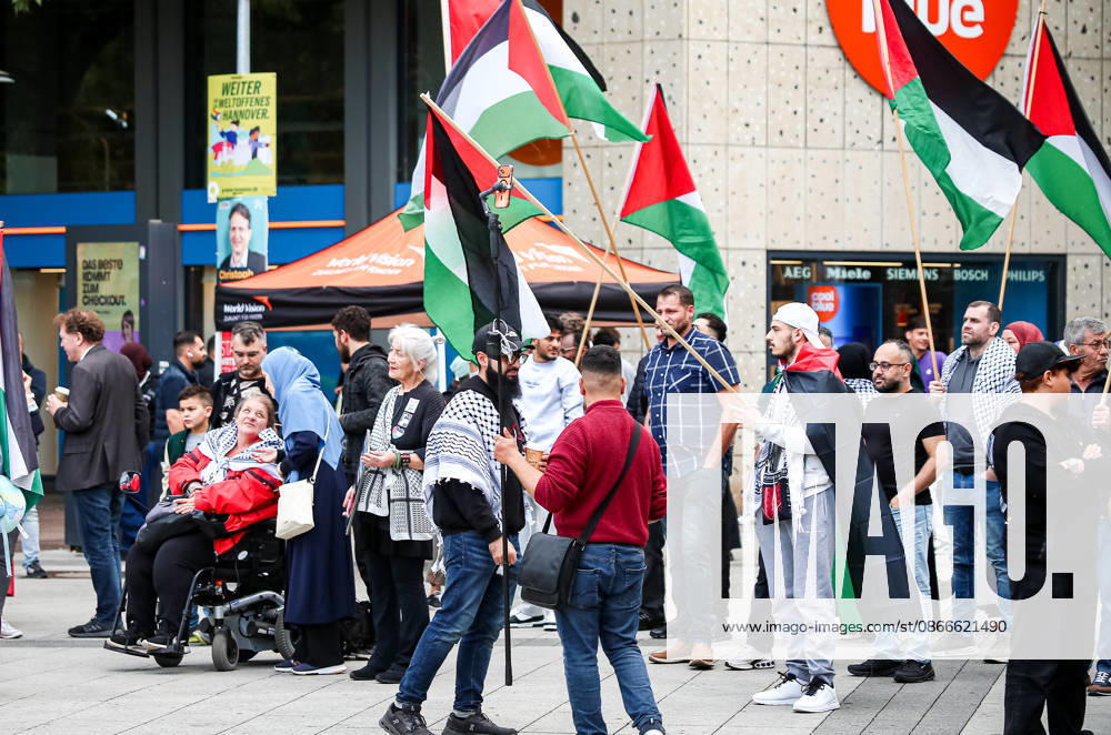 Hanover, Germany, Europe Participants in a pro-Palestinian demonstration gather at Hanover Central Station on September 11, 2026. The photo shows demonstrators carrying Palestinian flags, posters, and banners during the public rally.