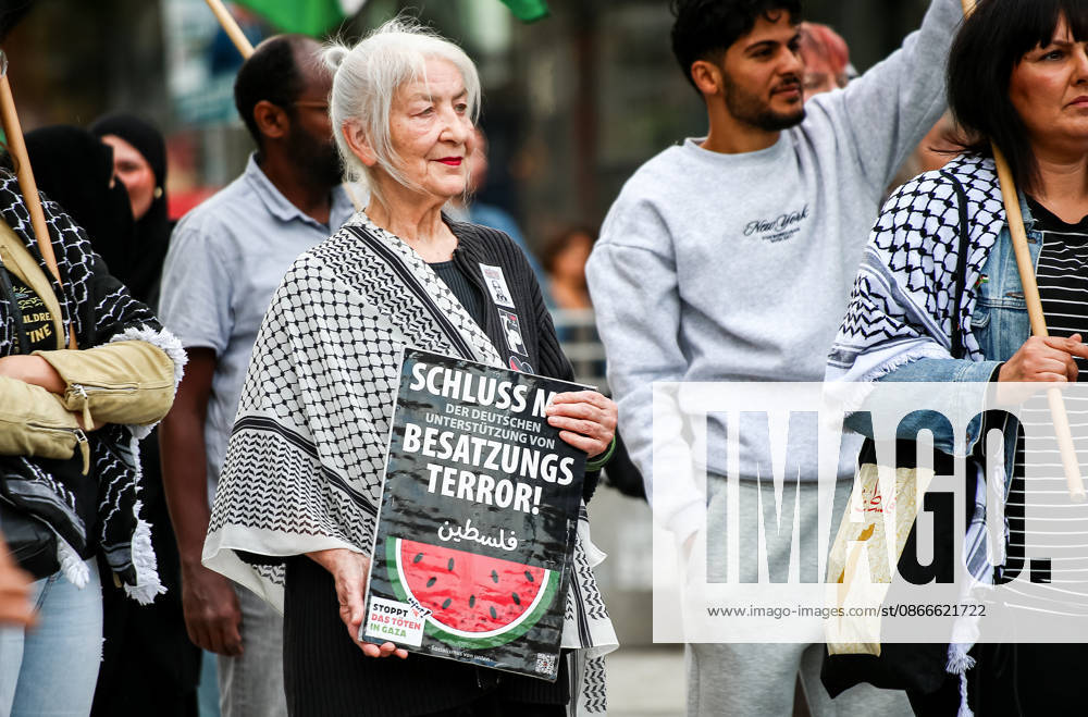 Hanover, Germany, Europe: Participants in a pro-Palestinian demonstration gather at Hanover Central Station on September 11, 2026. The photo shows demonstrators holding Palestinian flags, posters, and banners during the public rally.