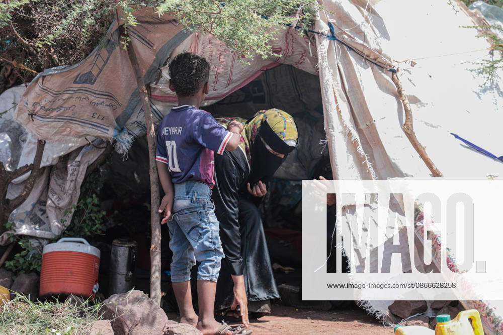 Clashes in Yemen displace 823 families in Taiz in single day TAIZ, YEMEN - SEPTEMBER 10: Displaced Yemeni civilians seen at temporary shelters in the Bani Omar area of southern Taiz, Yemen, on September 10, 2026, after fleeing escalating armed clashes between government forces and Iran-backed Houthi rebels in the Al-Wazi iyah district. Intensified fighting and civilian casualties have forced hundreds of families from their homes, leaving displaced populations in urgent need of emergency shelter, food supplies, clean drinking water, and vital sanitation services. Marwan Abdullah Yahya Saeed Al-shabi Anadolu Taiz Yemen. Editorial use only. Please get in touch for any other usage.