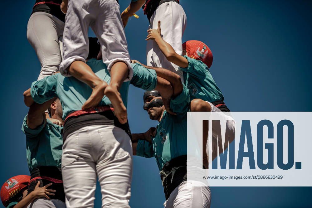 The Castellers de Vilafranca build a human tower during the Diada Castellera at Catalonia s National Day, the Diada Barcelona Spain - ZUMAo105 20260911_fap_o105_025