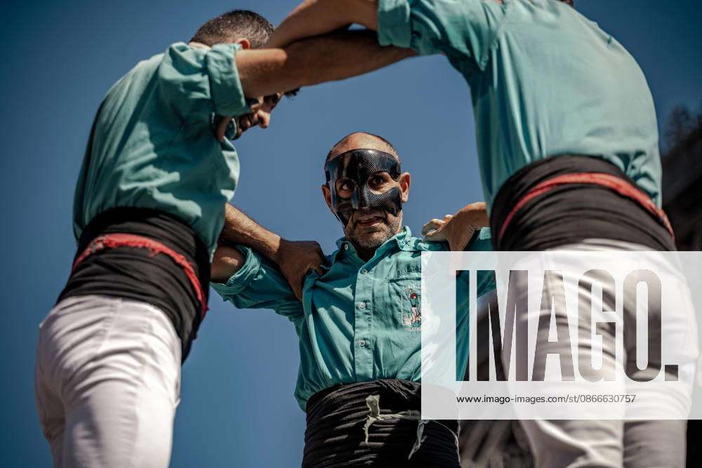 A member of the Castellers de Vilafranca wears a protective face mask while they build a human tower during the Diada Castellera at Catalonia s National Day, the Diada Barcelona Spain - ZUMAo105 20260911_fap_o105_028