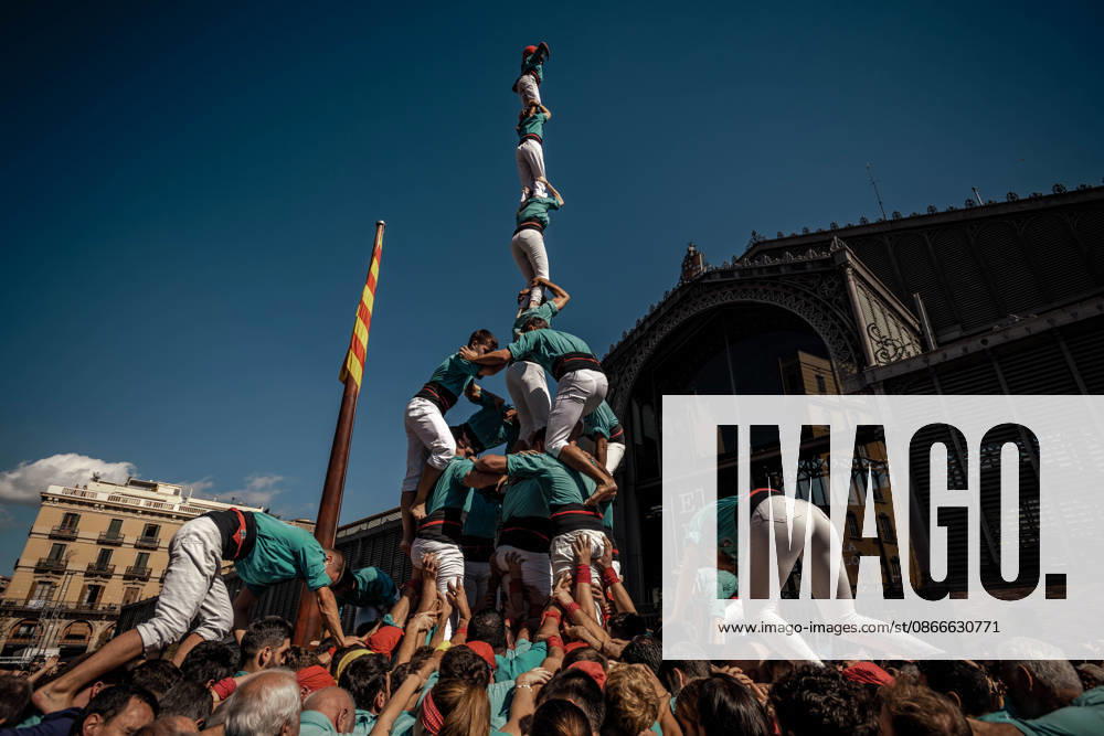 The Castellers de Vilafranca build a human tower during the Diada Castellera at Catalonia s National Day, the Diada Barcelona Spain - ZUMAo105 20260911_fap_o105_030
