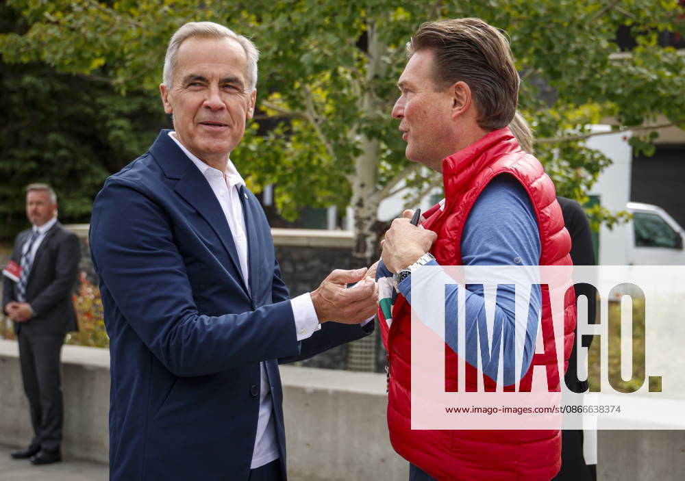 Prime Minister Mark Carney, left, admires Forever Canadian founder Thomas Lukaszuk s Hudson s Bay scarf following a cabinet retreat in Banff, Alta., Friday, Sept. 11, 2026. Banff CANADA - ZUMAc35_ 20260911_zaf_c35_085