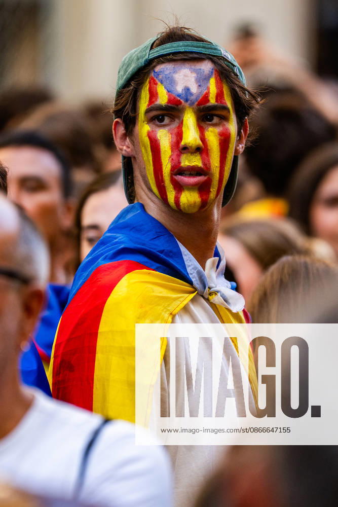 Thousands of pro-independence demonstrators fill the streets of central Barcelona in a vibrant atmosphere during the annual rally organized by the Catalan National Assembly (ANC) for the Diada Nacional de Catalunya. Marching under this year s slogan Hi soc. Hi som. Pel present i pel futur, independo¨ncia ( I am here. We are here. For the present and the future, independence ), tens of thousands of participantsâ€?estimated at 45,000 by local police and over 100,000 by organizersâ€?converged from two main columns starting at PlaoÂßa de la Catedral and Gran Via to demand self-determination. Barcelona Spain - ZUMAa239 20260911_zip_a239_038
