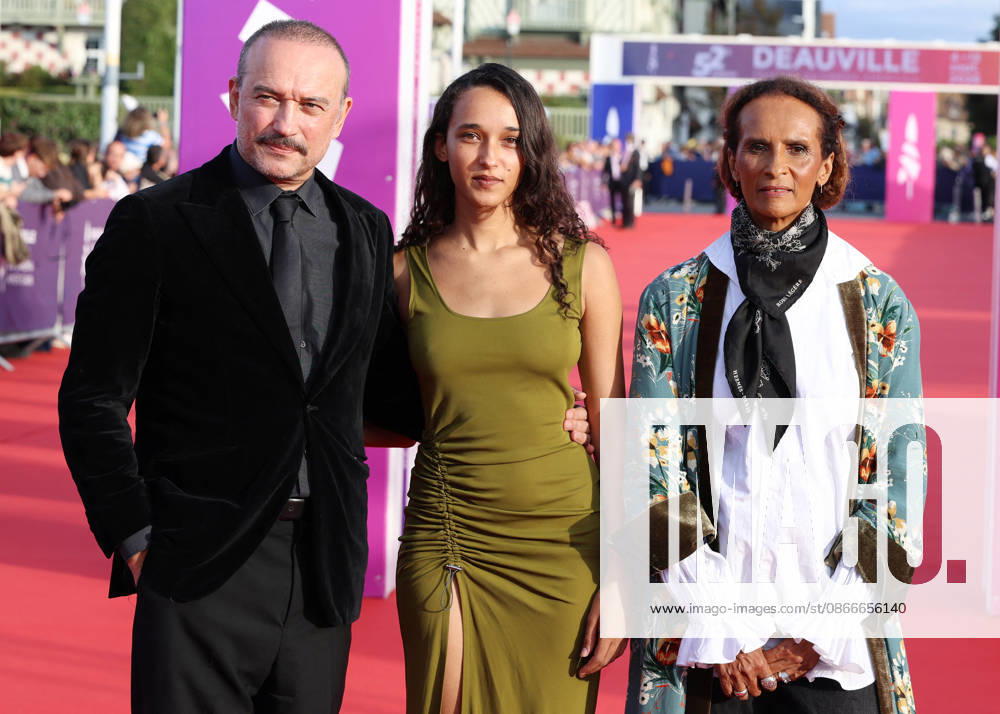 Vincent Perez, Karine Silla, and their daughter Tess Perez on the red carpet at the 52nd Deauville American Film Festival on September 11, 2026. Denis Guignebourg, Bestimage. Red carpet at the 52nd Deauville American Film Festival on September 11, 2026, Deauville, France