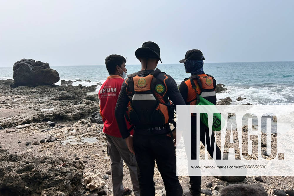 Search continues for 8 missing near Indonesia s Anak Krakatau volcano PANDEGLANG, INDONESIA - SEPTEMBER 12: (---- - MANDATORY CREDIT - INDONESIAN NATIONAL SEARCH AND RESCUE AGENCY (BASARNAS) HANDOUT - NO MARKETING NO ADVERTISING CAMPAIGNS - DISTRIBUTED AS A SERVICE TO CLIENTS----) Search and rescue teams are deployed for a fifth consecutive day to locate eight people, including five journalists, who went missing after traveling to the area to cover a volcanic eruption in Indonesia, on September 12, 2026. Although the intense eruptions at Anak Krakatau have subsided, volcanic activity continues on the island. An eruption on September 6 sent volcanic ash up to 6,000 meters (19,685 feet) over Java and as high as 15,000 me