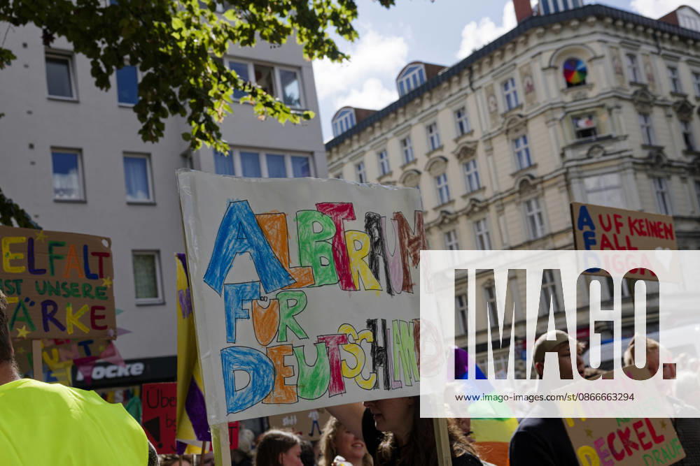 Neighborhood Protests Against AfD Campaign Rally September 12, 2026, Germany, Berlin Residents of the neighborhood around Klausenerplatz in Berlin s Charlottenburg district are protesting an AfD campaign rally