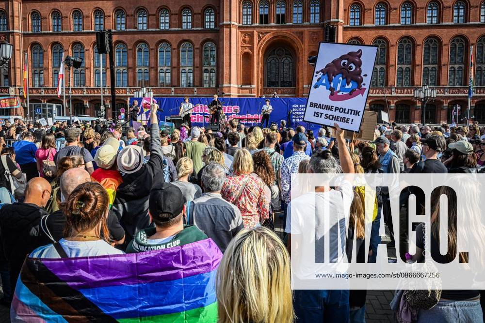 Demonstration for Social Cohesion in Berlin ** ** ** People gather for the closing rally of a demonstration for social cohesion at the Red City Hall in front of the TV Tower. Under the slogan Time for a Change, seven protest marches wound thei
