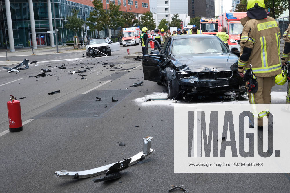 Berlin, Germany A serious accident resulting in three injuries occurred on Saturday afternoon when a police unmarked vehicle collided with a passenger car at the intersection of Axel-Springer-Strasse and Schuetzenstrasse. The police are investigating.