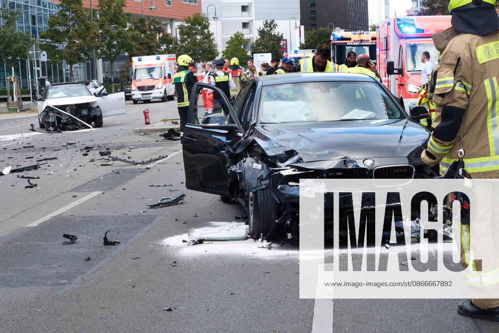 Berlin, Germany A serious accident resulting in three injuries occurred on Saturday afternoon when a police unmarked vehicle collided with a passenger car at the intersection of Axel-Springer-Strasse and Schuetzenstrasse. The police are investigating.