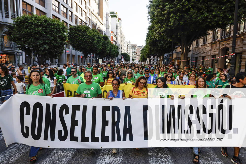 Protest in Valencia for the Dignity of Public Schools: Dozens of people participate in a protest for the dignity of public schools on September 12, 2026, in Valencia, Valencian Community, Spain. The protest, organized by the Plataforma per l’Ensenyament Públic, revisits demands that remained unresolved after last school year’s teachers’ strike: lower class sizes, improved salaries and working conditions for teachers, more resources and staff to support students, greater investment in public education, and the repeal of the so-called educational freedom law, which the organizers consider detrimental to education in Valencian SEPTEMBER 12, 2026 EDUCATION PUBLIC SCHOOLS PROTEST VALENCIA VALENCIAN COMMUNITY VALENCIA VALENCIAN COMMUNITY SPAIN