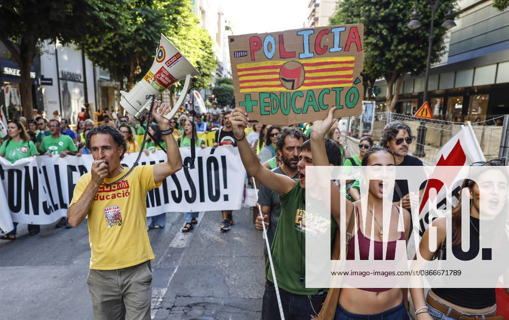 Protest in Valencia for the Dignity of Public Schools: Dozens of people participate in a protest for the dignity of public schools on September 12, 2026, in Valencia, Valencian Community, Spain. The protest, organized by the Plataforma per l’Ensenyament Públic, revisits demands that remained unresolved after last school year’s teachers’ strike: lower class sizes, improved salaries and working conditions for teachers, more resources and staff to support students, greater investment in public education, and the repeal of the so-called educational freedom law, which the organizers consider detrimental to education in Valencian SEPTEMBER 12, 2026 EDUCATION PUBLIC SCHOOLS PROTEST VALENCIA VALENCIAN COMMUNITY VALENCIA VALENCIAN COMMUNITY SPAIN