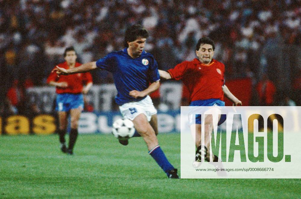 Euro 1988 - Italien vs. Spanien 1:0 am 14.06.1988 in Frankfurt. Carlo Ancelotti (ITA, li.) gegen Rafael Gordillo (ESP)