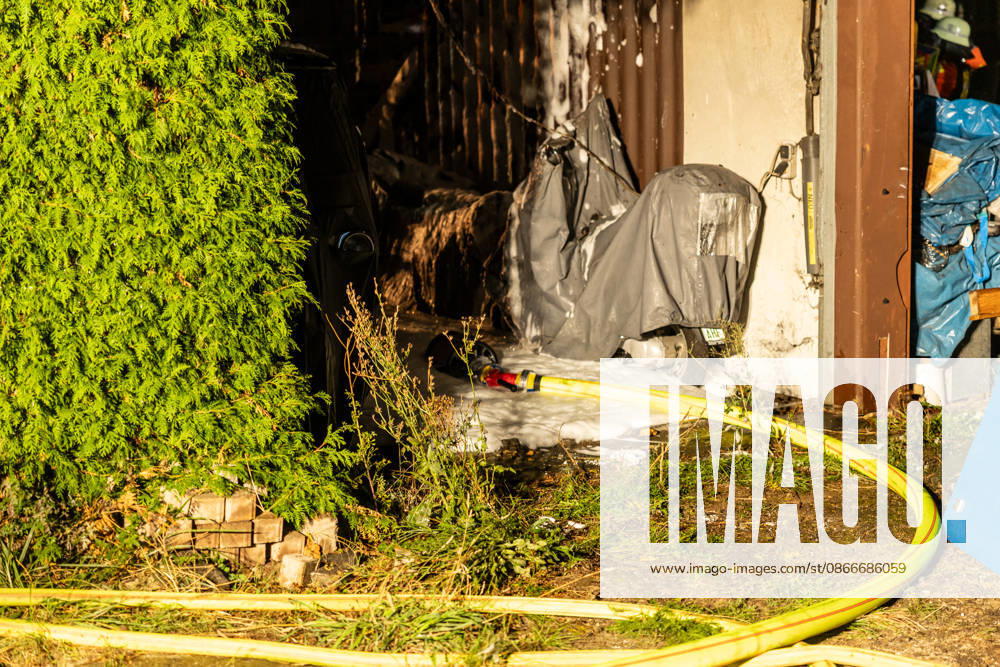 Hecke an Feldscheune in Flammen Feuerschein und Rauchwolke weithin sichtbar Alarmstufe mehrfach erhöht Feuerwehr verhindert Vollbrand in letzter Minute Löscheinsatz mit Schaumrohr und Atemschutz Am 12.09.2026 brannte gegen 22:00 Uhr am Ortsrand von Großostheim im Landkreis Aschaffenburg eine größere Hecke an einer Feldscheune. Das Feuer, zunächst als Kleinbrand gemeldet, breitete sich schnell aus, sodass die Alarmstufe mehrfach erhöht wurde. Der Feuerwehr gelang es in letzter Minute, einen Vollbrand der Scheune zu verhindern. Im Einsatz waren zwei Strahlrohre, ein Schaumrohr sowie ein Trupp unter Atemschutz. Die Wasserversorgung erfolgte zunächst über Tanklöschfahrzeuge, später über eine Schlauchleitung zu einem