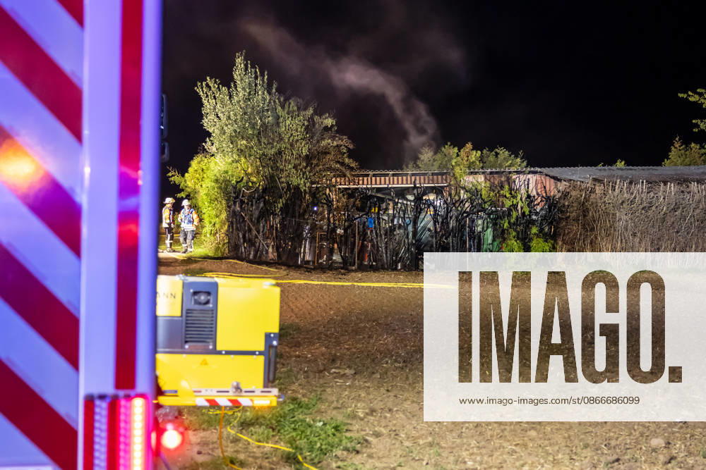Hecke an Feldscheune in Flammen Feuerschein und Rauchwolke weithin sichtbar Alarmstufe mehrfach erhöht Feuerwehr verhindert Vollbrand in letzter Minute Löscheinsatz mit Schaumrohr und Atemschutz Am 12.09.2026 brannte gegen 22:00 Uhr am Ortsrand von Großostheim im Landkreis Aschaffenburg eine größere Hecke an einer Feldscheune. Das Feuer, zunächst als Kleinbrand gemeldet, breitete sich schnell aus, sodass die Alarmstufe mehrfach erhöht wurde. Der Feuerwehr gelang es in letzter Minute, einen Vollbrand der Scheune zu verhindern. Im Einsatz waren zwei Strahlrohre, ein Schaumrohr sowie ein Trupp unter Atemschutz. Die Wasserversorgung erfolgte zunächst über Tanklöschfahrzeuge, später über eine Schlauchleitung zu einem