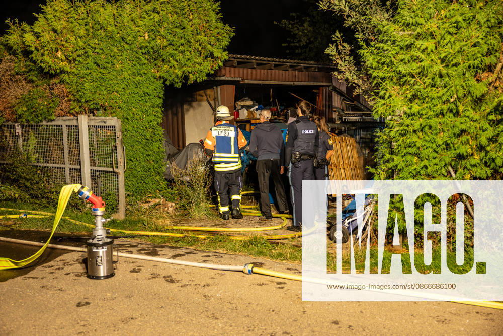 Hecke an Feldscheune in Flammen Feuerschein und Rauchwolke weithin sichtbar Alarmstufe mehrfach erhöht Feuerwehr verhindert Vollbrand in letzter Minute Löscheinsatz mit Schaumrohr und Atemschutz Am 12.09.2026 brannte gegen 22:00 Uhr am Ortsrand von Großostheim im Landkreis Aschaffenburg eine größere Hecke an einer Feldscheune. Das Feuer, zunächst als Kleinbrand gemeldet, breitete sich schnell aus, sodass die Alarmstufe mehrfach erhöht wurde. Der Feuerwehr gelang es in letzter Minute, einen Vollbrand der Scheune zu verhindern. Im Einsatz waren zwei Strahlrohre, ein Schaumrohr sowie ein Trupp unter Atemschutz. Die Wasserversorgung erfolgte zunächst über Tanklöschfahrzeuge, später über eine Schlauchleitung zu einem