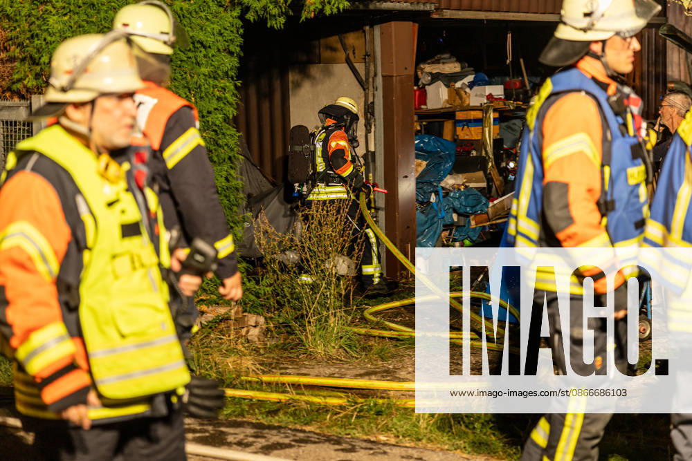Hecke an Feldscheune in Flammen Feuerschein und Rauchwolke weithin sichtbar Alarmstufe mehrfach erhöht Feuerwehr verhindert Vollbrand in letzter Minute Löscheinsatz mit Schaumrohr und Atemschutz Am 12.09.2026 brannte gegen 22:00 Uhr am Ortsrand von Großostheim im Landkreis Aschaffenburg eine größere Hecke an einer Feldscheune. Das Feuer, zunächst als Kleinbrand gemeldet, breitete sich schnell aus, sodass die Alarmstufe mehrfach erhöht wurde. Der Feuerwehr gelang es in letzter Minute, einen Vollbrand der Scheune zu verhindern. Im Einsatz waren zwei Strahlrohre, ein Schaumrohr sowie ein Trupp unter Atemschutz. Die Wasserversorgung erfolgte zunächst über Tanklöschfahrzeuge, später über eine Schlauchleitung zu einem