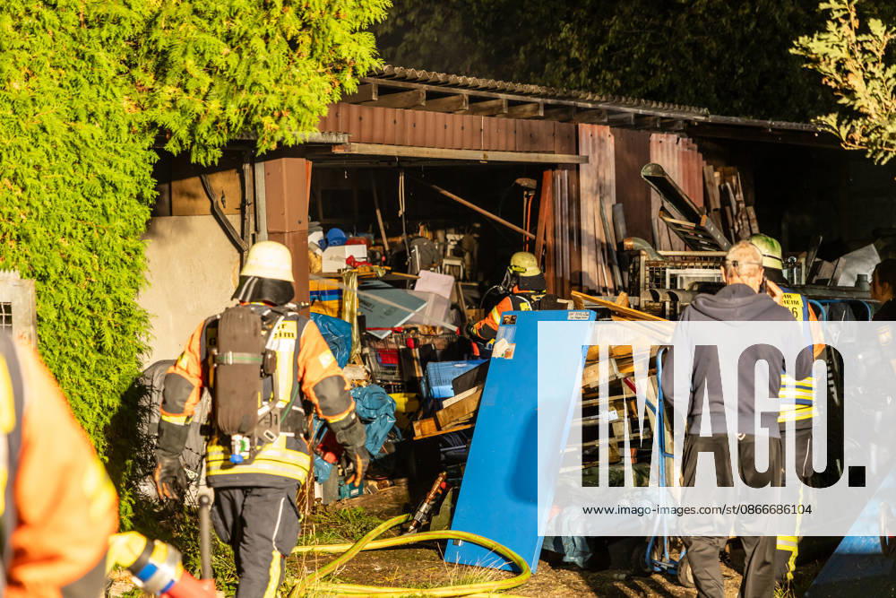 Hecke an Feldscheune in Flammen Feuerschein und Rauchwolke weithin sichtbar Alarmstufe mehrfach erhöht Feuerwehr verhindert Vollbrand in letzter Minute Löscheinsatz mit Schaumrohr und Atemschutz Am 12.09.2026 brannte gegen 22:00 Uhr am Ortsrand von Großostheim im Landkreis Aschaffenburg eine größere Hecke an einer Feldscheune. Das Feuer, zunächst als Kleinbrand gemeldet, breitete sich schnell aus, sodass die Alarmstufe mehrfach erhöht wurde. Der Feuerwehr gelang es in letzter Minute, einen Vollbrand der Scheune zu verhindern. Im Einsatz waren zwei Strahlrohre, ein Schaumrohr sowie ein Trupp unter Atemschutz. Die Wasserversorgung erfolgte zunächst über Tanklöschfahrzeuge, später über eine Schlauchleitung zu einem