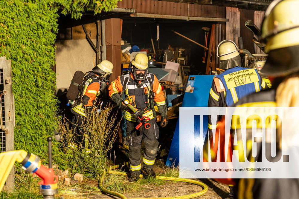 Hecke an Feldscheune in Flammen Feuerschein und Rauchwolke weithin sichtbar Alarmstufe mehrfach erhöht Feuerwehr verhindert Vollbrand in letzter Minute Löscheinsatz mit Schaumrohr und Atemschutz Am 12.09.2026 brannte gegen 22:00 Uhr am Ortsrand von Großostheim im Landkreis Aschaffenburg eine größere Hecke an einer Feldscheune. Das Feuer, zunächst als Kleinbrand gemeldet, breitete sich schnell aus, sodass die Alarmstufe mehrfach erhöht wurde. Der Feuerwehr gelang es in letzter Minute, einen Vollbrand der Scheune zu verhindern. Im Einsatz waren zwei Strahlrohre, ein Schaumrohr sowie ein Trupp unter Atemschutz. Die Wasserversorgung erfolgte zunächst über Tanklöschfahrzeuge, später über eine Schlauchleitung zu einem