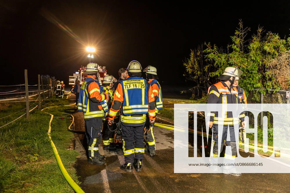 Hecke an Feldscheune in Flammen Feuerschein und Rauchwolke weithin sichtbar Alarmstufe mehrfach erhöht Feuerwehr verhindert Vollbrand in letzter Minute Löscheinsatz mit Schaumrohr und Atemschutz Am 12.09.2026 brannte gegen 22:00 Uhr am Ortsrand von Großostheim im Landkreis Aschaffenburg eine größere Hecke an einer Feldscheune. Das Feuer, zunächst als Kleinbrand gemeldet, breitete sich schnell aus, sodass die Alarmstufe mehrfach erhöht wurde. Der Feuerwehr gelang es in letzter Minute, einen Vollbrand der Scheune zu verhindern. Im Einsatz waren zwei Strahlrohre, ein Schaumrohr sowie ein Trupp unter Atemschutz. Die Wasserversorgung erfolgte zunächst über Tanklöschfahrzeuge, später über eine Schlauchleitung zu einem