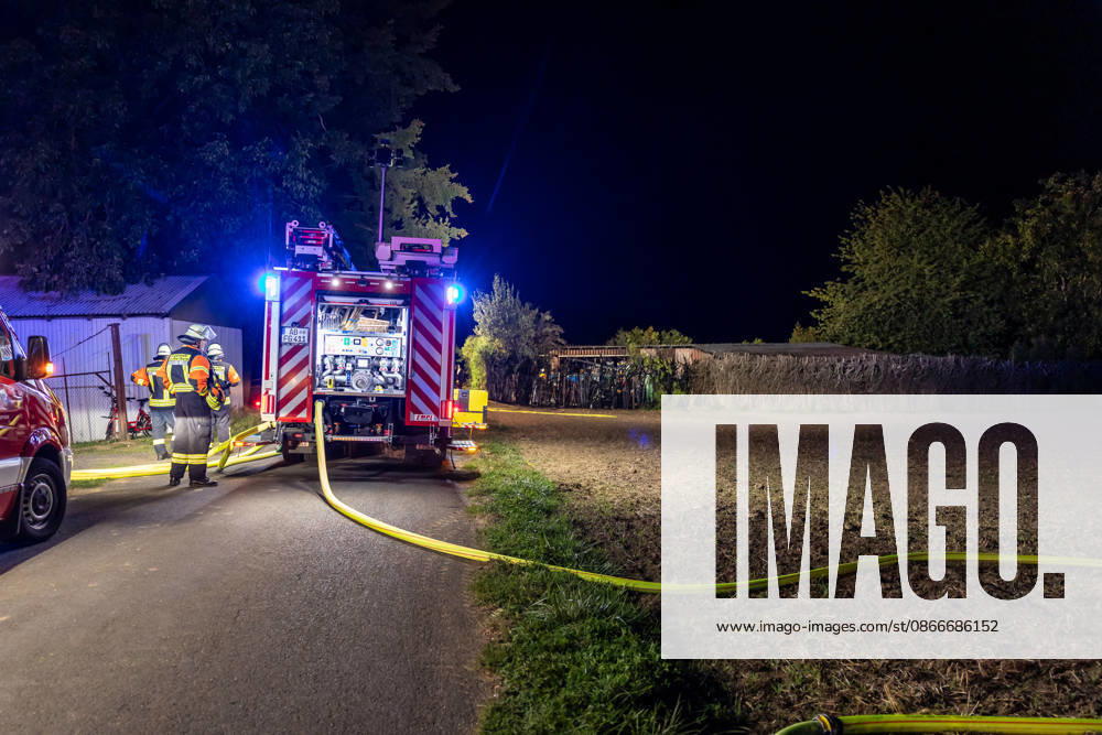 Hecke an Feldscheune in Flammen Feuerschein und Rauchwolke weithin sichtbar Alarmstufe mehrfach erhöht Feuerwehr verhindert Vollbrand in letzter Minute Löscheinsatz mit Schaumrohr und Atemschutz Am 12.09.2026 brannte gegen 22:00 Uhr am Ortsrand von Großostheim im Landkreis Aschaffenburg eine größere Hecke an einer Feldscheune. Das Feuer, zunächst als Kleinbrand gemeldet, breitete sich schnell aus, sodass die Alarmstufe mehrfach erhöht wurde. Der Feuerwehr gelang es in letzter Minute, einen Vollbrand der Scheune zu verhindern. Im Einsatz waren zwei Strahlrohre, ein Schaumrohr sowie ein Trupp unter Atemschutz. Die Wasserversorgung erfolgte zunächst über Tanklöschfahrzeuge, später über eine Schlauchleitung zu einem