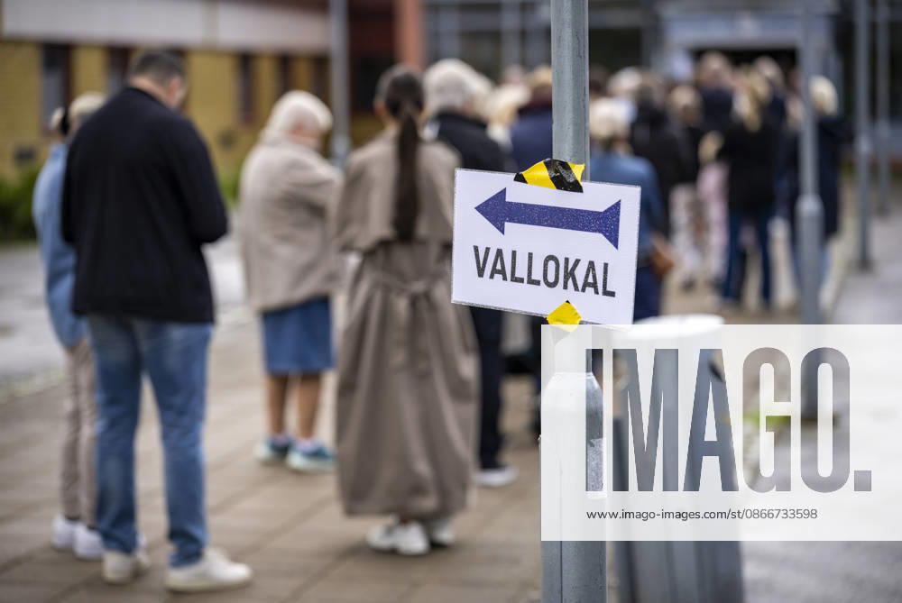 LANDSKRONA, September 13, 2026: A line outside the polling place at Västervangskolan in Landskrona on Election Day, September 13, 2026. LANDSKRONA, SWEDEN