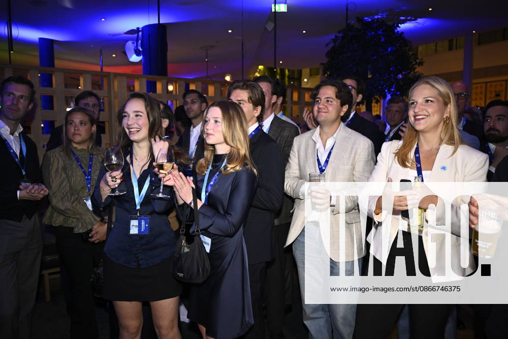 STOCKHOLM, SWEDEN 20260913 Smiling faces at the Moderate Party s election night party at Clarion Sign STOCKHOLM SWEDEN