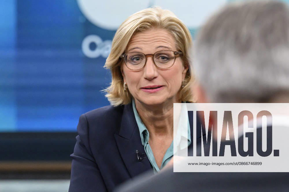 In the photo, from left: Anke Rehlinger, Minister-President of Saarland, SPD, GER; Berlin, studio, guest on Caren Miosga’s political talk show, TV program, Das Erste, from Studio 20 in Berlin-Adlershof, Topic: Following Saxony-Anhalt, Are the Reforms Now in Jeopardy? September 13, 2026,