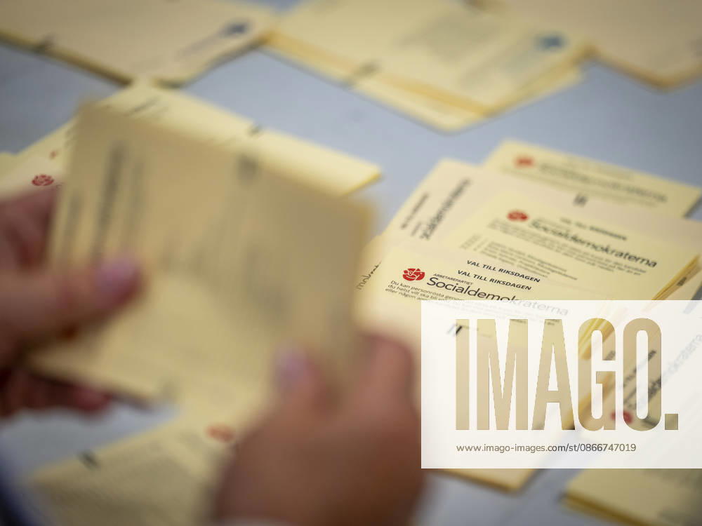 MALMÖ, September 13, 2026: Social Democratic votes are being counted during the vote-counting process at the polling station at Kockums Fritid in Malmö on Election Day, September 13, 2026. STAD SWEDEN