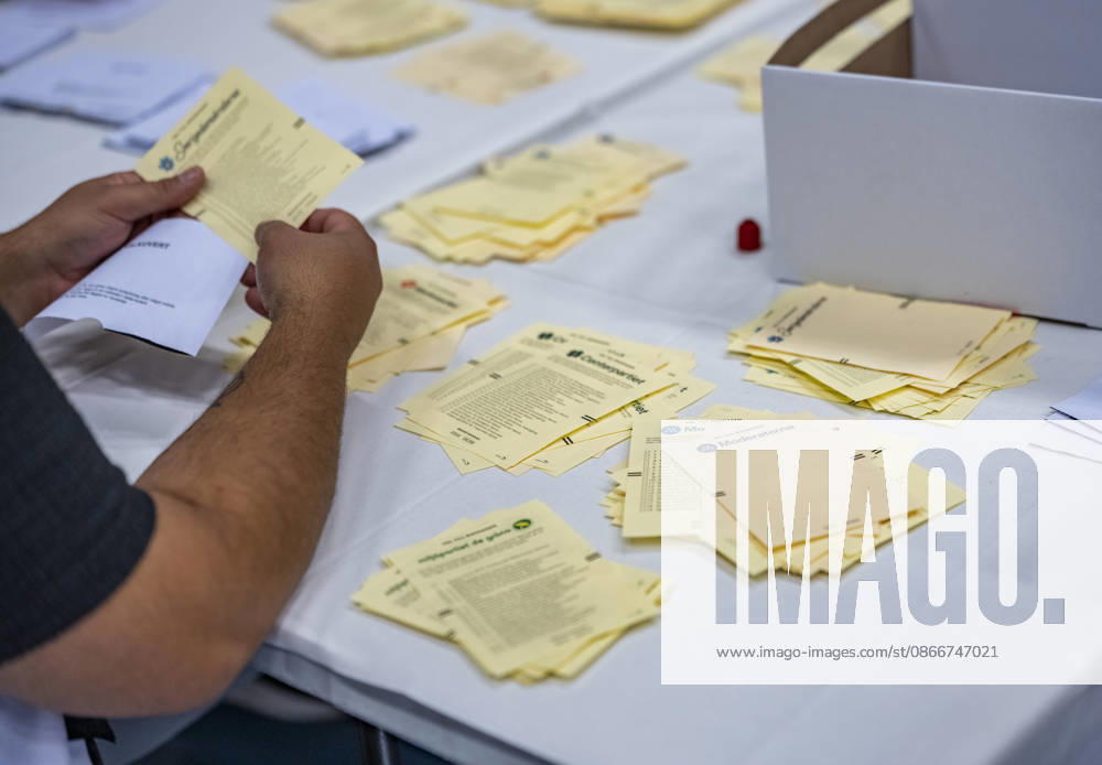 MALMÖ, September 13, 2026: Ballot envelopes are opened and votes are counted during the vote-counting process at the polling place at Kockums Fritid in Malmö on Election Day, September 13, 2026. CITY, SWEDEN