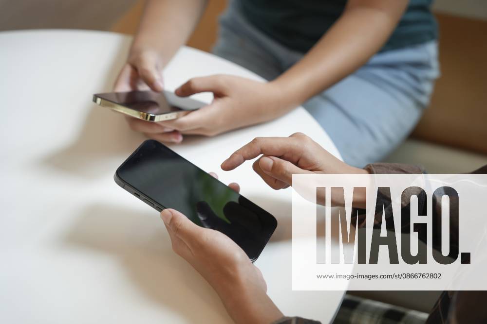 Freunde, die Smartphone benutzen, Handysüchtiger, der Zeit damit verbringt, soziale Medien zu überprüfen, Handytechnologie, Freundschaft, soziale Sucht Friends using smartphone mobile addict spending time checking social media cell telephone technology Friendship social addiction